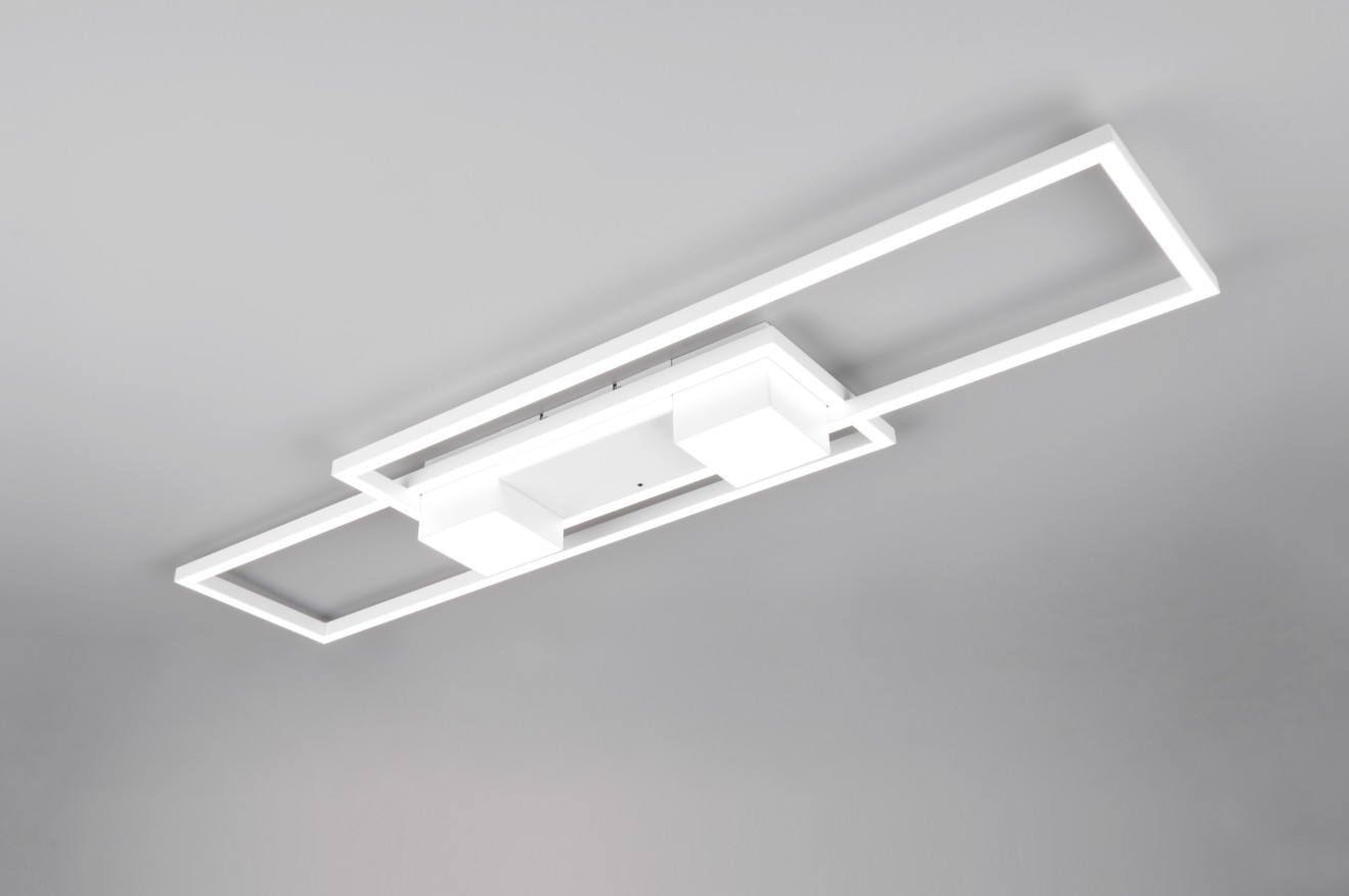 Biała lampa sufitowa Albany LED o mocy 37W, z pilotem. Prosty design z dwoma prostokątnymi panelami świetlnymi umieszczonymi na tle płaskiej, białej ramy. Ujęcie z dołu, ukazujące całość lampy zamontowanej na suficie.