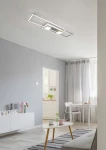 Lampa sufitowa Albany z pilotem LED/37W w kolorze nikiel, zamontowana na suficie, o prostokątnym kształcie. W tle widoczna jasna aranżacja wnętrza z białymi meblami i zasłonami.