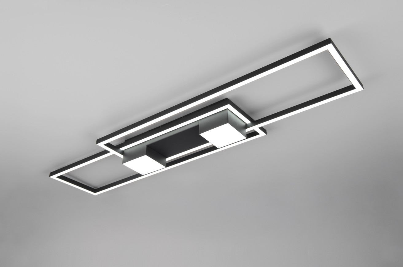 Czarna lampa sufitowa Albany LED 37W z pilotem, o minimalistycznym designie. Ujęcie z góry, produkt zamontowany na suficie, widoczne geometryczne kształty oraz dwa prostokątne źródła światła w centralnej części.