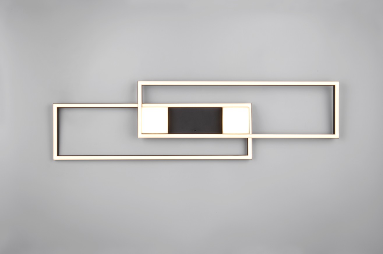 Czarna lampa sufitowa Albany z pilotem LED o mocy 37W. Produkt ma nowoczesny, geometryczny kształt z dwoma prostokątnymi ramkami i centralnym, czarnym panelem. Zainstalowana na gładkim, szarym tle, prezentuje minimalistyczny styl.