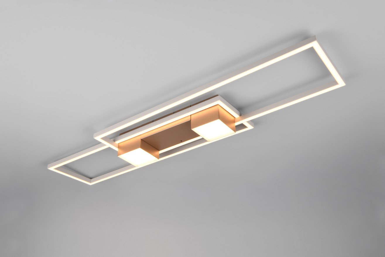 Lampa sufitowa Albany LED o mocy 37W w kolorze kawowym, z prostokątnym metalowym korpusem i dwiema kwadratowymi, białymi lampami LED. Ujęcie z dołu, z zamontowanym pilotem do zdalnego sterowania. Tło jasnoszare.