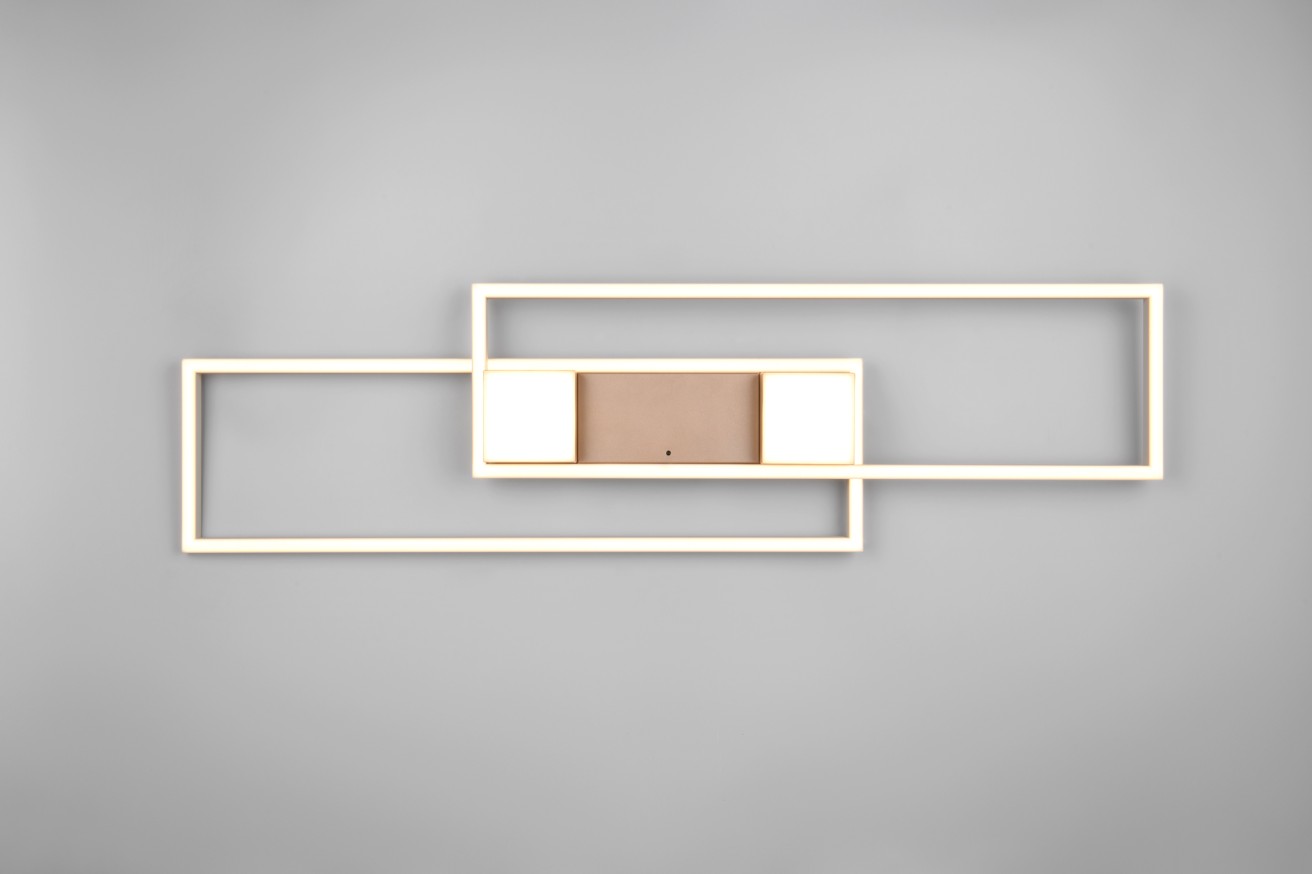 Lampa sufitowa Albany LED 37W w kolorze kawowym, o nowoczesnym, prostokątnym kształcie. Wyposażona w dwa białe klosze oraz centralny panel w odcieniu kawy. Zainstalowana na ścianie, widok frontalny na jasnym tle.