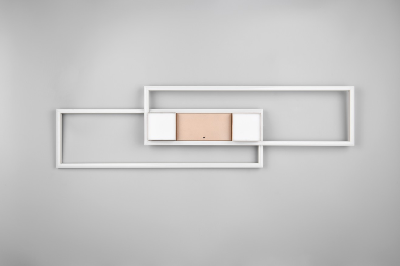 Lampa sufitowa Albany LED z pilotem, 37W, w kolorze kawowym. Posiada nowoczesny design z białymi prostokątnymi ramkami i centralnym elementem w odcieniu kawowym. Zamontowana na gładkiej, szarej powierzchni.