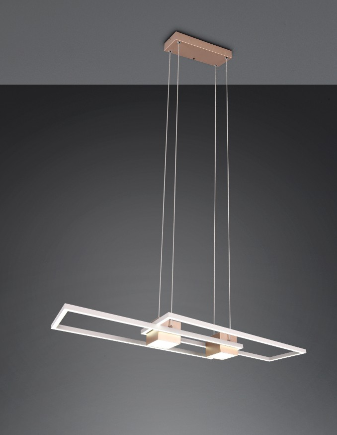 Lampa wisząca Albany LED o mocy 37W w kolorze kawowym, zawieszona na cienkich linkach. Ma nowoczesny, prostokątny kształt z podwójnym, lekko podświetlonym elementem. Montaż sufitowy, z pilotem do regulacji. Tło ciemne, stonowane.