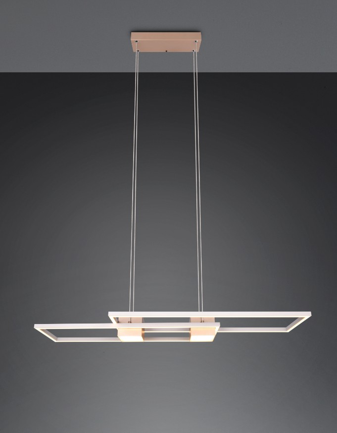 Lampa wisząca Albany LED o mocy 37W w kolorze kawowym. Prosta konstrukcja z dwoma prostokątnymi panelami świetlnymi, zawieszona na cienkich linkach. Całość zamontowana na prostokątnej podstawie sufitowej w odcieniu metalicznym, na ciemnym tle.