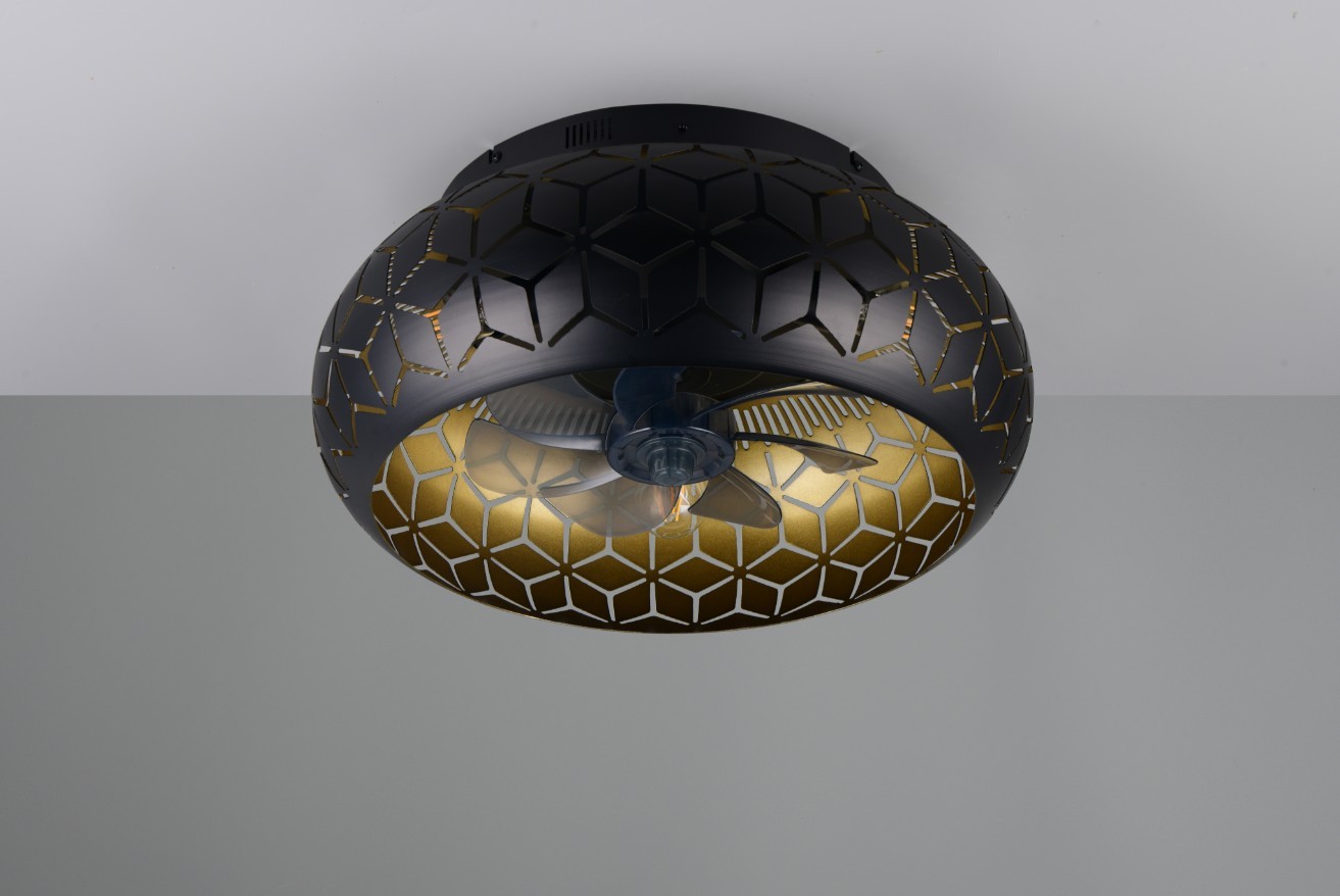 Lampa sufitowa Bidar z wentylatorem, kolor czarny z dekoracyjnym wzorem w złotym odcieniu. Ujęcie z dołu, produkt zamontowany na suficie, widoczny wentylator wewnątrz. W komplecie pilot do zdalnego sterowania.