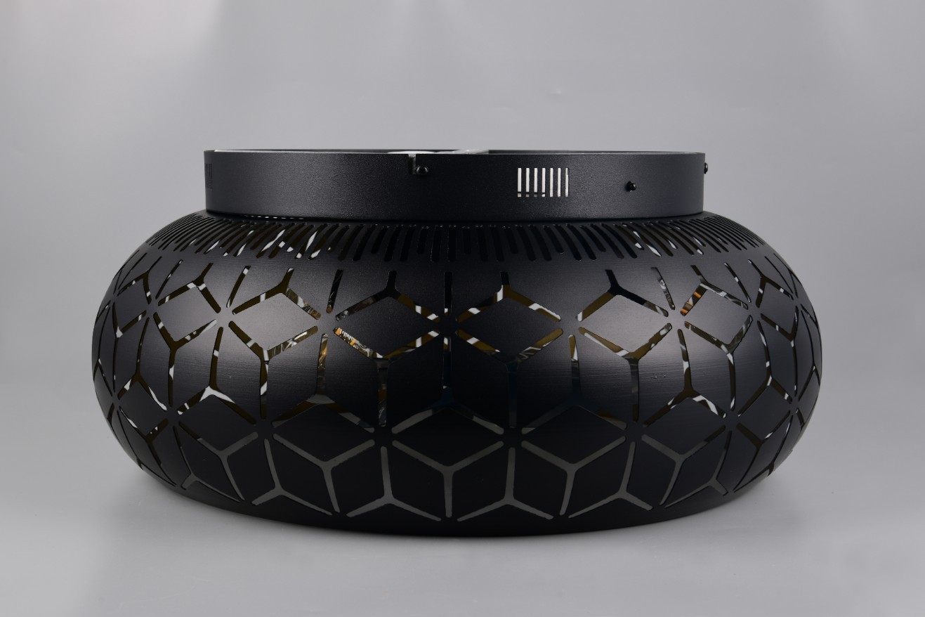 Czarna lampa sufitowa Bidar z wentylatorem, w kształcie okrągłej, perforowanej obudowy z geometrycznym wzorem. U góry widoczna jest oprawa na żarówkę E27 oraz otwory wentylacyjne. Produkt prezentowany z boku na jednolitym tle.