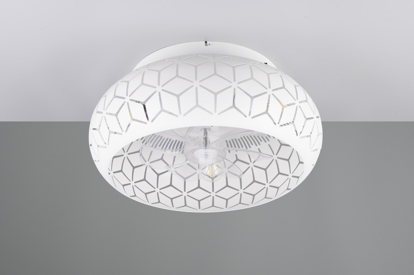 Lampa sufitowa Bidar z wentylatorem, biała, z wytłoczonym wzorem w kształcie sześcianów. Ujęcie z dołu, pokazujące przezroczystą łopatkę wentylatora i miejsce na żarówkę E27. Idealna do nowoczesnych wnętrz.