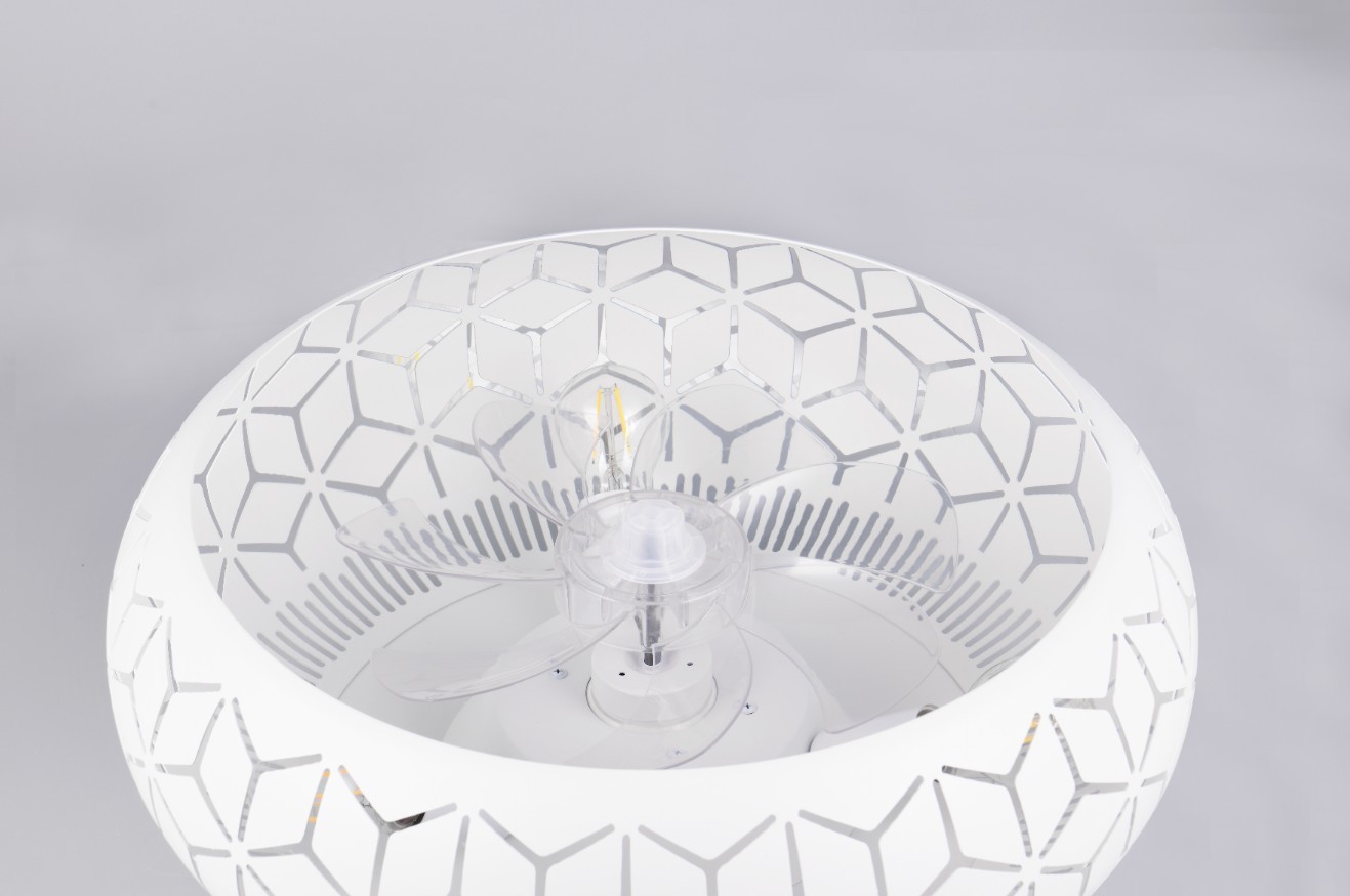 Bidar lampa sufitowa z wentylatorem w białej obudowie z geometrycznym wzorem. Widoczny przezroczysty wentylator oraz miejsce na żarówkę E27. Zbliżenie na detal, pokazujący unikalny design i funkcjonalność, idealna do nowoczesnych wnętrz.