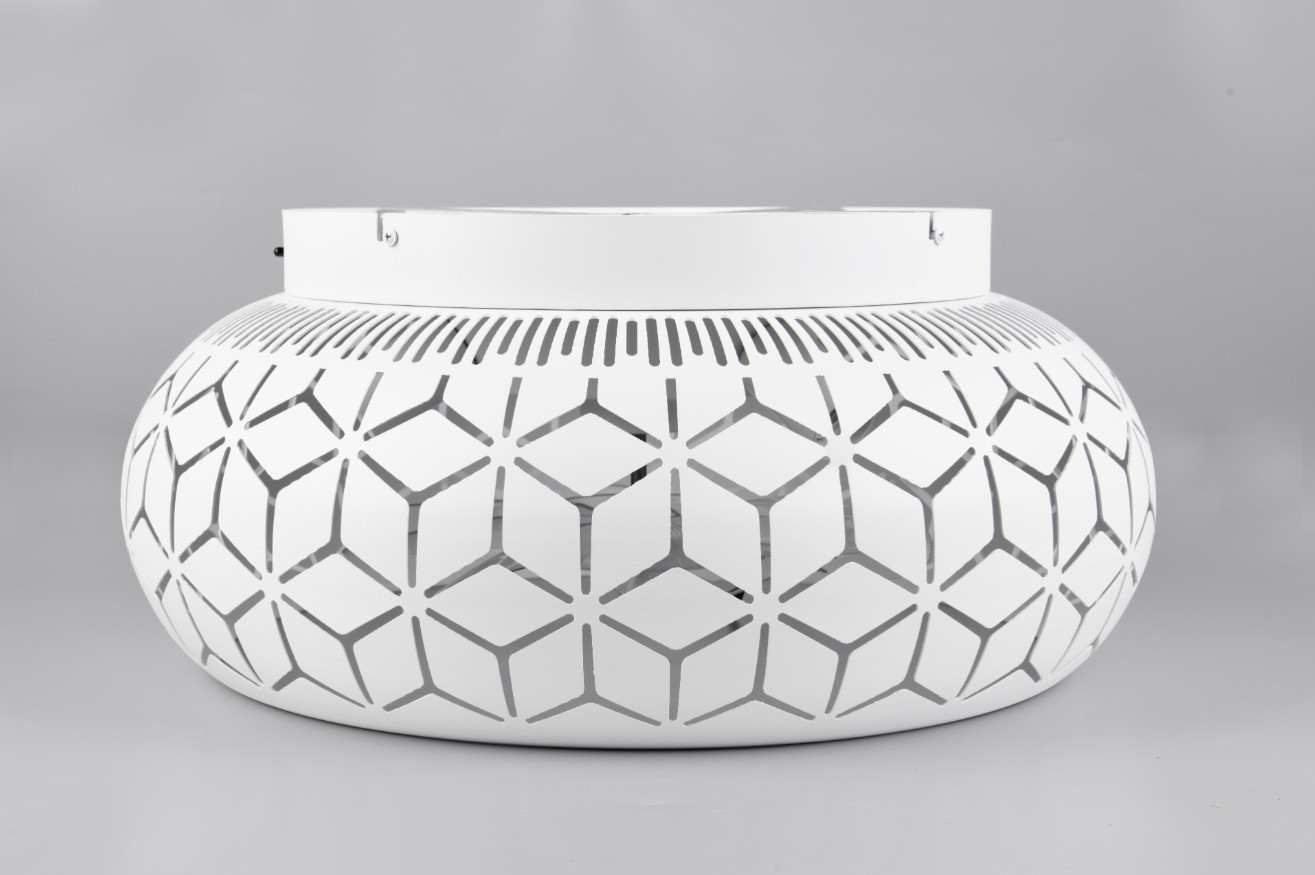 Lampa sufitowa Bidar z wentylatorem, kolor biały, z widocznym, dekoracyjnym wzorem w kształcie rombów. Produkt zamontowany w pozycji poziomej, z ukrytymi elementami mocującymi. W zestawie pilot do zdalnego sterowania.