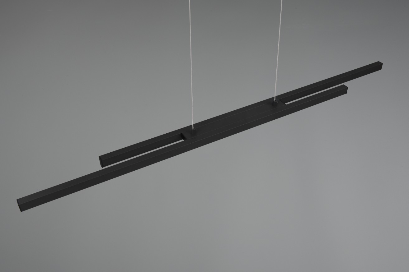 Lampa wisząca Odio, czarna, składająca się z dwóch prostokątnych elementów LED o mocy 22W. Ujęcie z góry, zawieszona na cienkich linkach, minimalistyczny design, idealna do nowoczesnych wnętrz. Tło w odcieniu szarości.