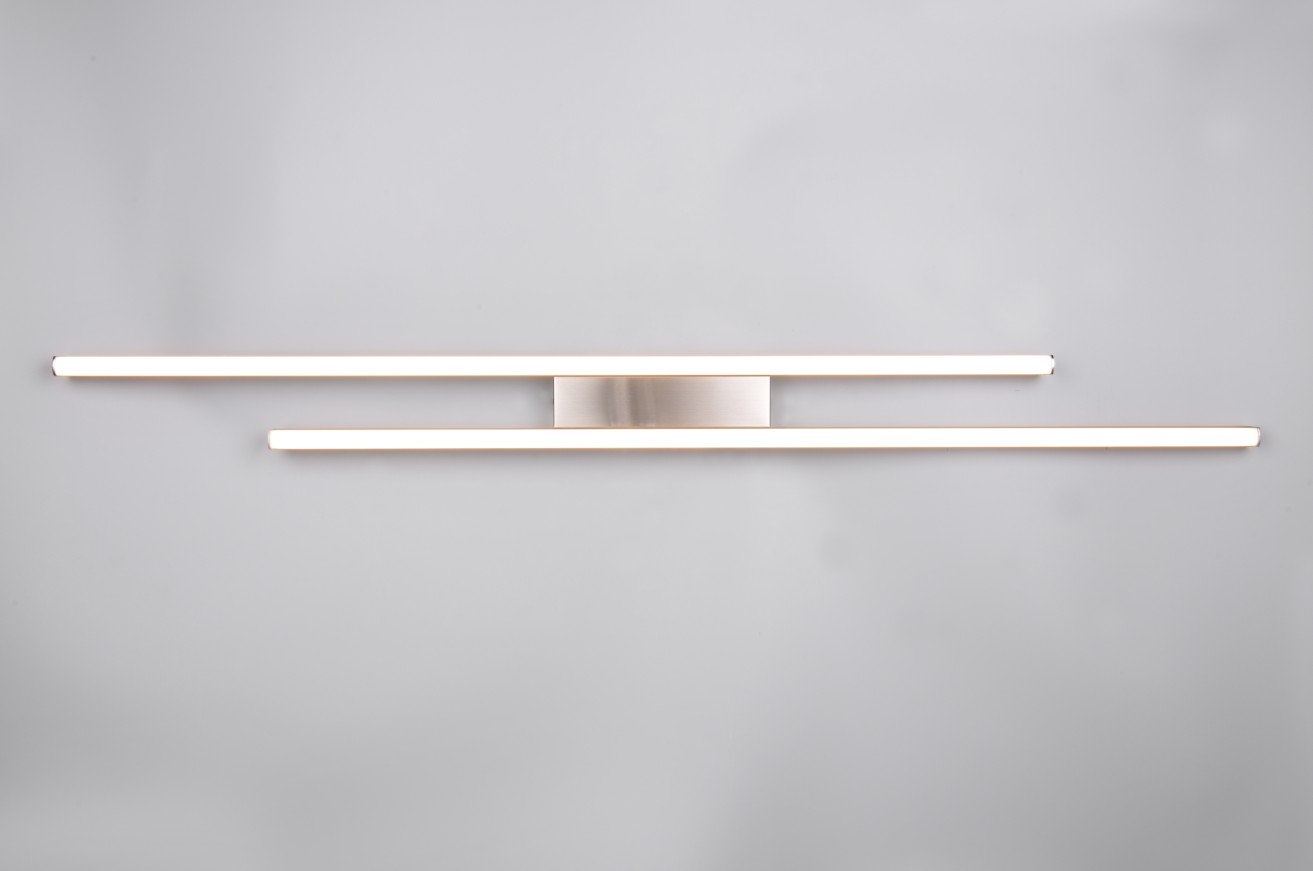 Lampa sufitowa Odio z dwoma źródłami LED o mocy 22W, w kolorze niklowym. Posiada prostą, nowoczesną konstrukcję z dwoma poziomymi paskami światła, zamontowanymi na centralnej, prostokątnej podstawie.