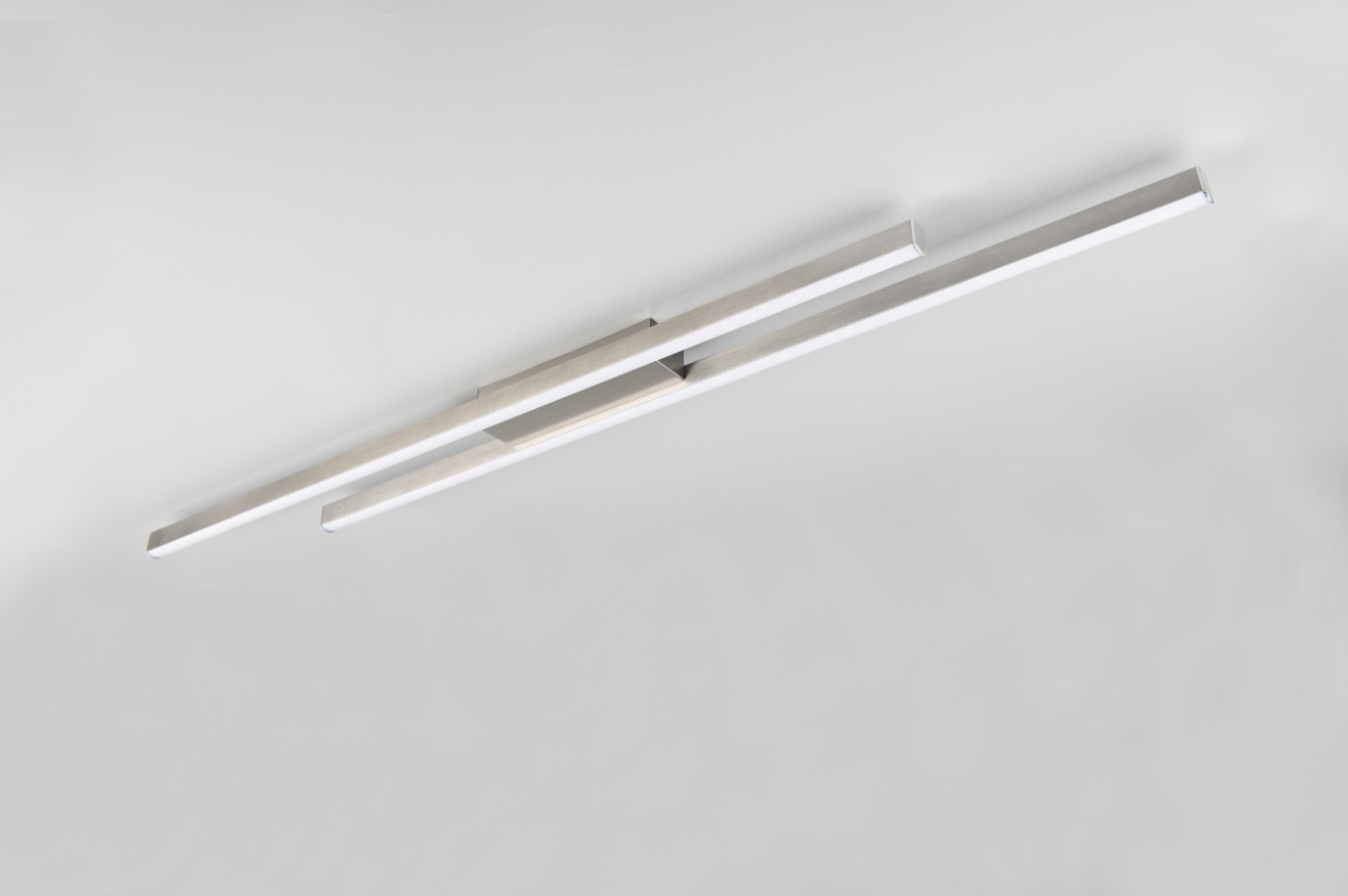 Lampa sufitowa Odio z dwoma źródłami LED o mocy 22W w kolorze niklowym. Posiada dwa prostokątne elementy w formie listew zamontowane równolegle. Ujęcie z dołu, na jasnym tle.