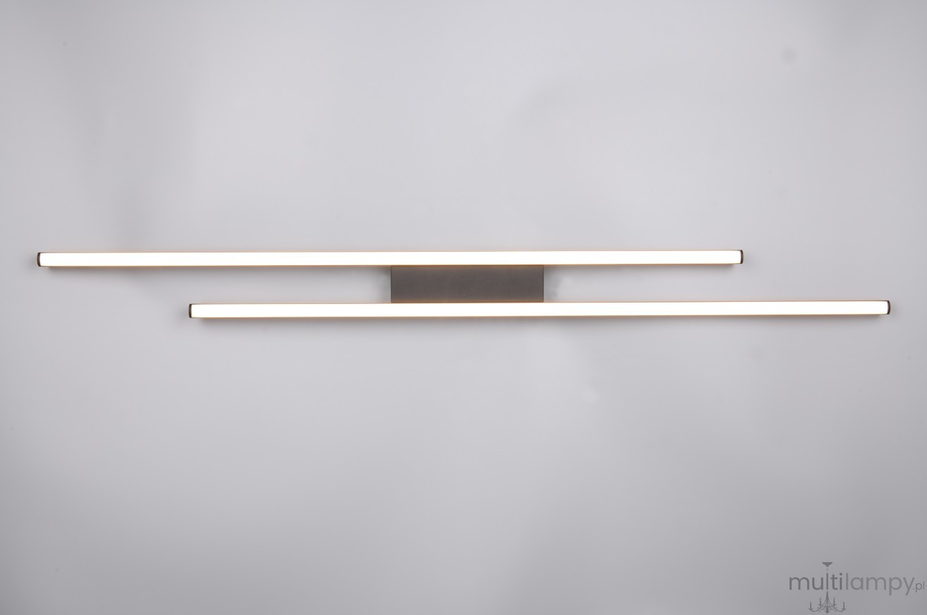 Lampa sufitowa Odio z dwoma źródłami LED o mocy 22W, w kolorze czarnym. Posiada dwa prostokątne elementy świetlne umieszczone równolegle, z metalowym uchwytem w centralnej części. Zawieszona na jasnym tle.
