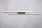 Lampa sufitowa Odio z dwoma źródłami LED o mocy 22W, w kolorze czarnym. Posiada dwa prostokątne elementy świetlne umieszczone równolegle, z metalowym uchwytem w centralnej części. Zawieszona na jasnym tle.