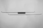 Lampa sufitowa Odio z dwiema lampami LED o mocy 22W. Czarna konstrukcja z prostokątnym, centralnym elementem. Ułożona poziomo, z dwiema równoległymi, podłużnymi oprawami świetlnymi w kolorze białym, na jednolitym tle.