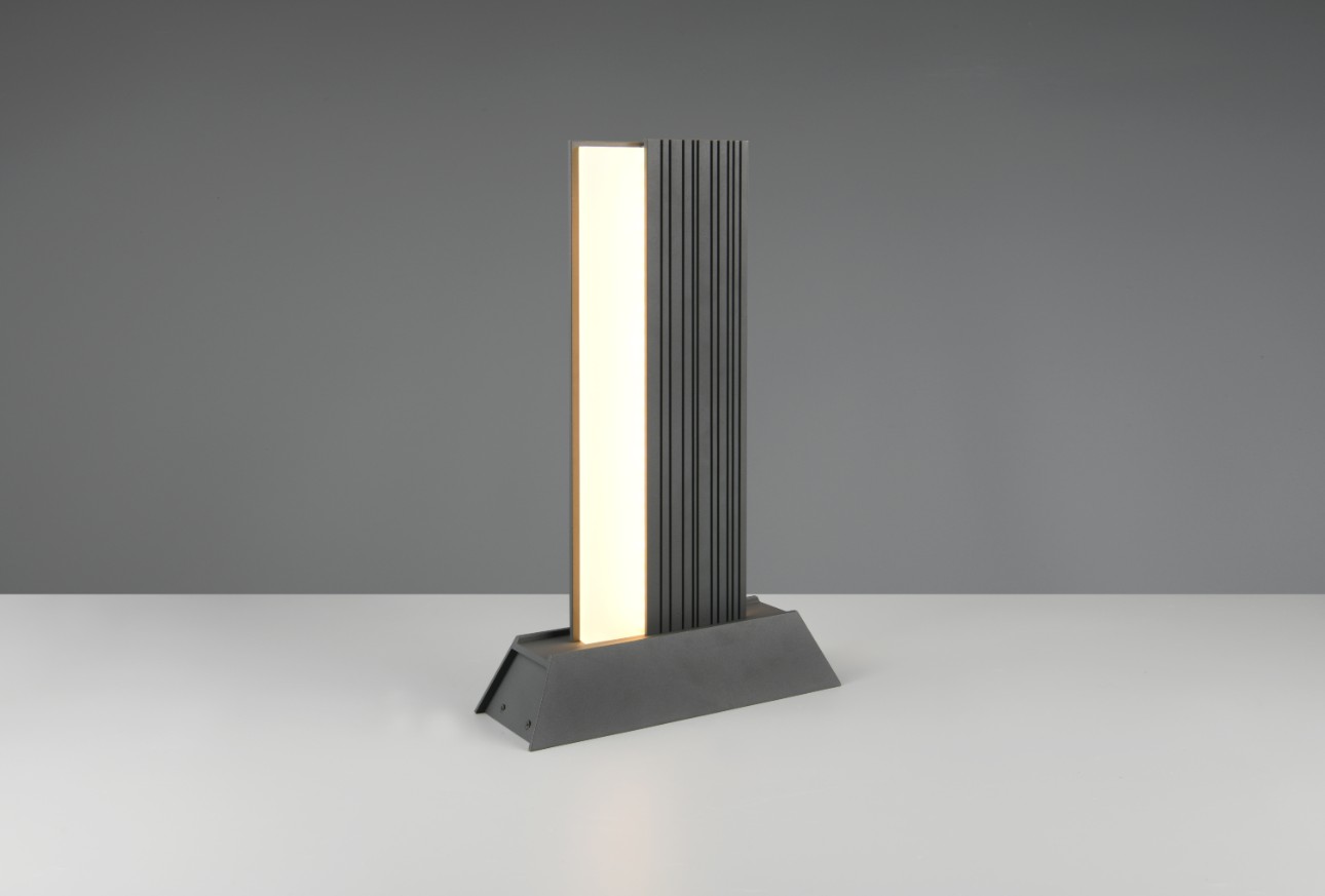 Lampa ogrodowa Mariza H50 w kolorze antracytowym, o prostokątnym kształcie, z jedną diodą LED 11W, stojąca na stabilnej podstawie. Obudowa z rowkowanym wykończeniem i emitującym ciepłe światło panelem. Ujęcie frontalne na jasnym tle.