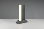 Lampa ogrodowa Mariza H50 w kolorze antracytowym, o prostokątnym kształcie, z jedną diodą LED 11W, stojąca na stabilnej podstawie. Obudowa z rowkowanym wykończeniem i emitującym ciepłe światło panelem. Ujęcie frontalne na jasnym tle.