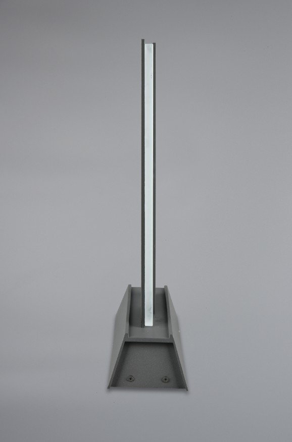Lampa ogrodowa Mariza H50 w kolorze antracytowym, stojąca, z prostym, smukłym kształtem. Posiada wbudowany moduł LED o mocy 11W. Ujęcie frontalne, produkt ustawiony na płaskiej powierzchni, metalowa podstawa z widocznymi mocowaniami.