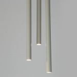Lampa wisząca Sopel 3xG9 w kolorze szarym beżowym, składająca się z trzech długich, cylindrycznych elementów. Widoczne źródła światła na końcach lampy, zawieszona w pozycji pionowej na gładkim tle.