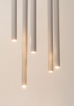 Lampa wisząca Sopel w odcieniach szaro-beżowych, składająca się z pięciu prostokątnych rur LED. Ujęcie z dołu, z widocznymi źródłami światła na końcach rur. Tło jasne, minimalistyczne, podkreślające nowoczesny design lampy.