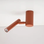 Krótka lampa sufitowa (spot) w kolorze ceglastym, z regulowanym ramieniem, jedną oprawą na żarówkę G9. Ujęcie z boku, montowana do sufitu, z widoczną teksturą matowego wykończenia.
