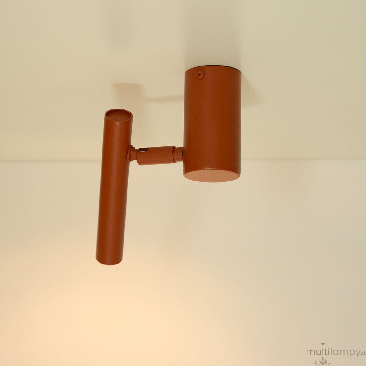 Lampa sufitowa Sopel Krótki w kolorze ceglastym, z ruchomym ramieniem i prostokątną podstawą. Ujęcie z dołu, pokazujące montaż na suficie. Produkt przeznaczony do żarówki G9, minimalistyczny design.