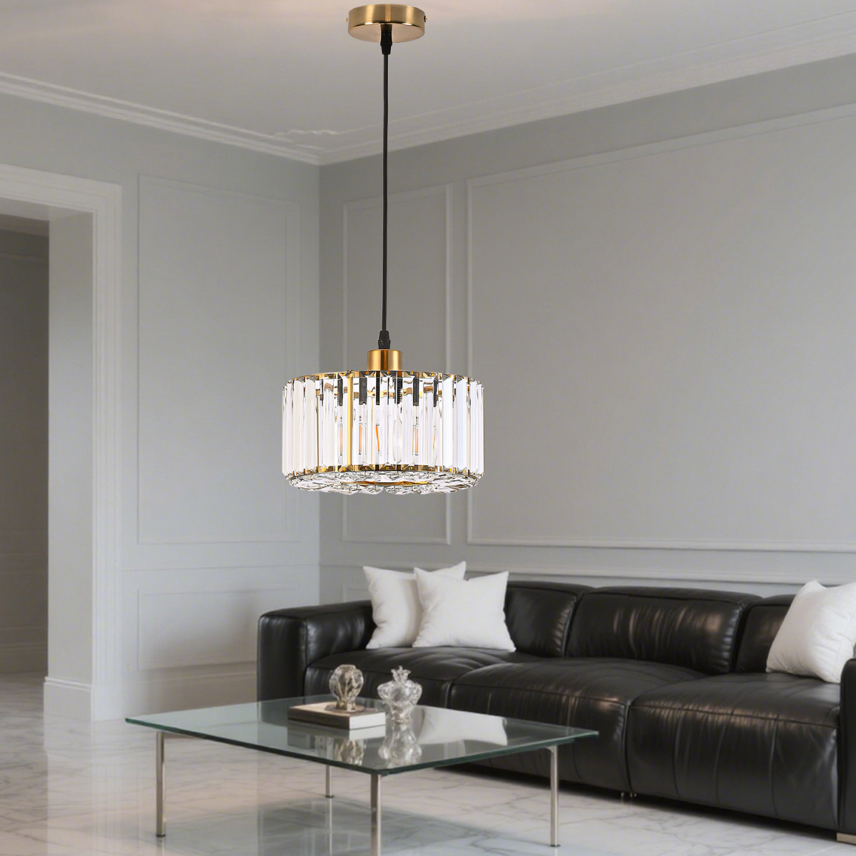 Lampa wisząca Vetro LP-2910/1P GD z jedną oprawą E27, okrągła, w kolorze złotym, z przezroczystymi elementami. Zawieszona na czarnym przewodzie, w nowoczesnym wnętrzu z kanapą i stolikiem szklanym. Idealna do aranżacji salonu.