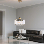Lampa wisząca Vetro LP-2910/1P GD z jedną oprawą E27, okrągła, w kolorze złotym, z przezroczystymi elementami. Zawieszona na czarnym przewodzie, w nowoczesnym wnętrzu z kanapą i stolikiem szklanym. Idealna do aranżacji salonu.
