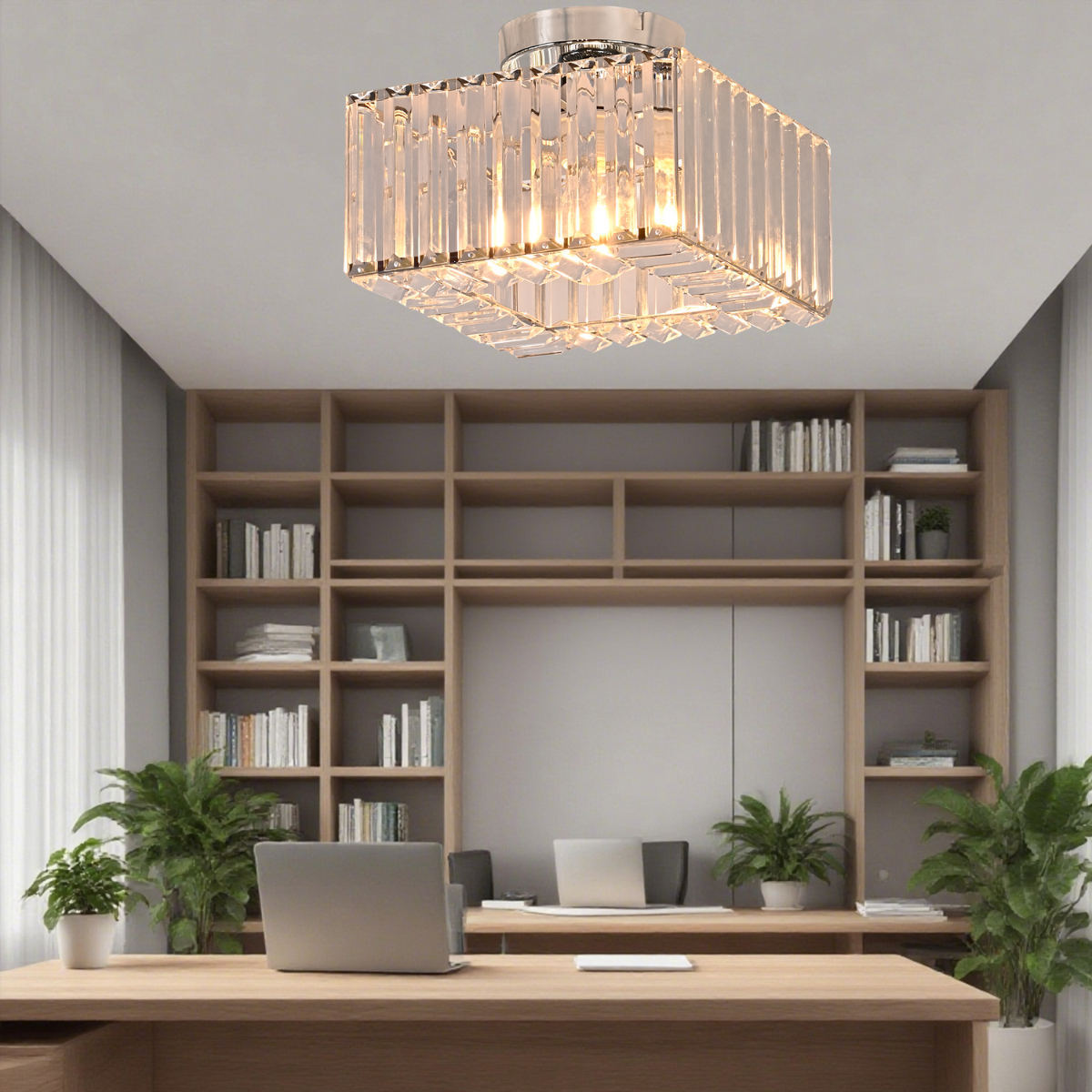 Lampa sufitowa Vetro LP-2910/1C CH w kształcie kwadratu, chromowana, z przezroczystymi kloszami, zawieszona w biurze. Oświetlenie wytwarza ciepłe światło, otoczona meblami z drewna i roślinami doniczkowymi.