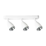 Lampa sufitowa Campana z trzema reflektorami GU10 w kolorze białym. Reflektory mają matowe białe wykończenie i metaliczne wnętrze, zamontowane na prostokątnej, białej podstawie. Ujęcie frontalne, produkt przeznaczony do oświetlenia wnętrz.