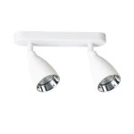 Campana lampa sufitowa w kolorze białym z dwoma regulowanymi reflektorami, zamontowana na prostokątnej podstawie. Reflektory mają metaliczne wnętrze, co zwiększa efektywność oświetlenia. Ujęcie frontalne, z bliska.
