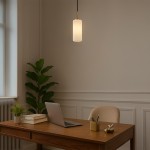 Lampa wisząca Vesta 1xE27 w kolorze złotym i białym, o cylindrycznym kształcie z żłobieniami. Powieszona na cienkim, czarnym przewodzie, w jasnym wnętrzu biurowym z drewnianym biurkiem i rośliną.