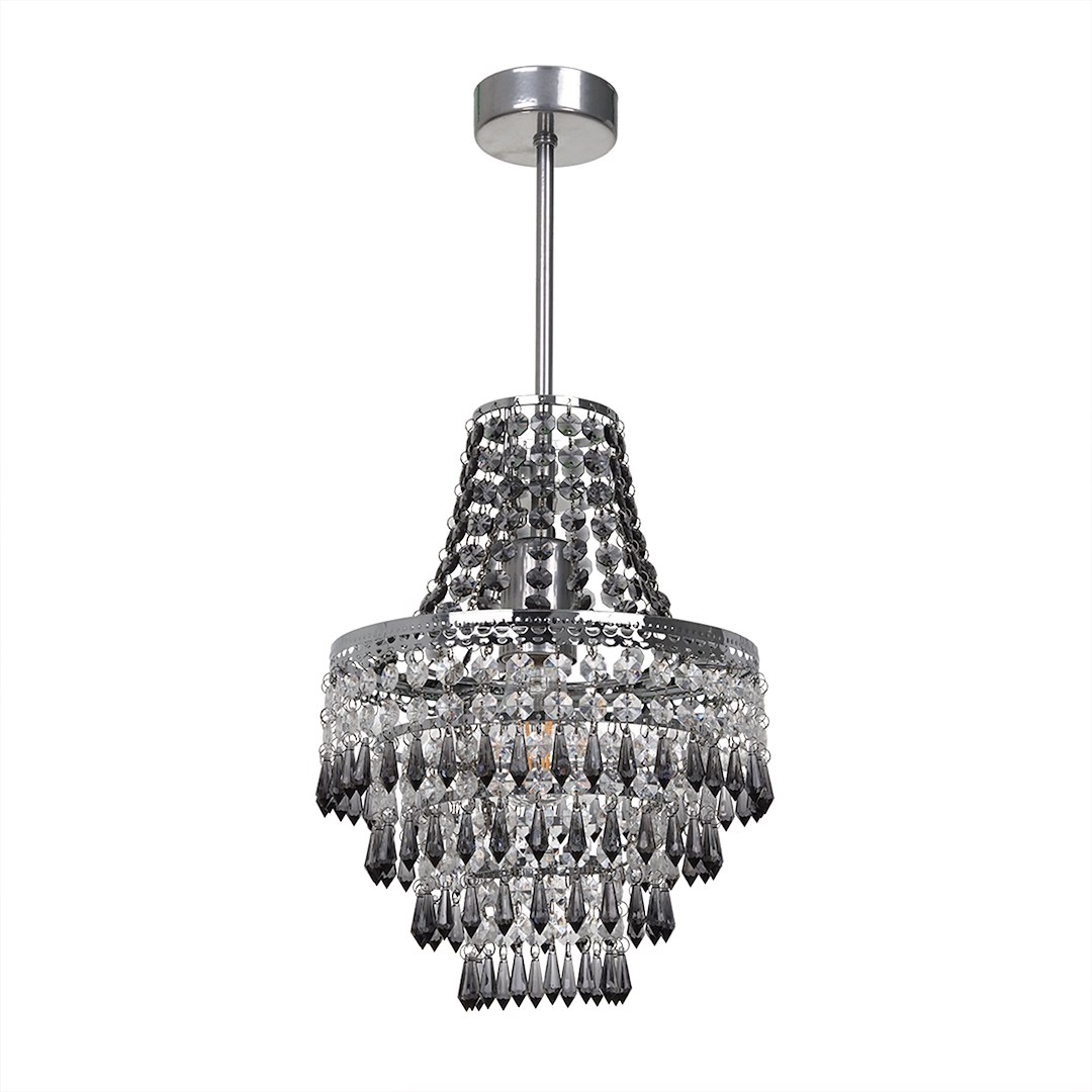 Lampa wisząca Gemma 1xE27 w kolorze chromu z dekoracyjnymi kryształkami w odcieniach przezroczystych i szarych. Posiada okrągłą, metalową podstawę oraz zwisający klosz w kształcie stożka, zdobiony kryształowymi zwisami.
