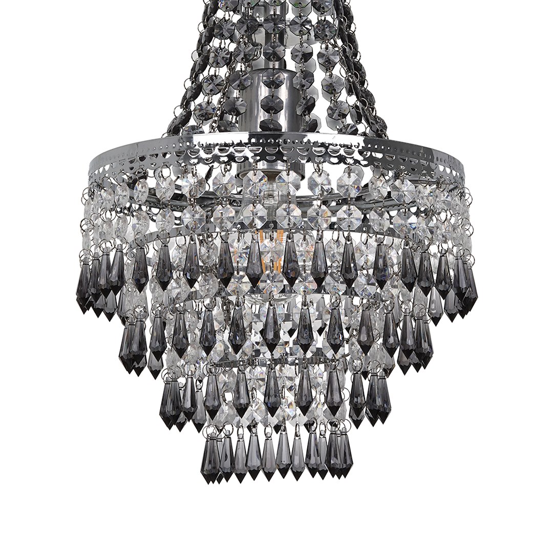 Lampa wisząca Gemma z chromowanym stelażem, ozdobiona kryształowymi elementami w odcieniach przezroczystych i szaro-czarnych. Zawieszona z góry, o okrągłym kształcie, z wieloma zwisającymi, asymetrycznymi kryształkami.