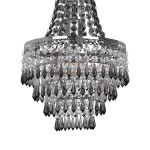Lampa wisząca Gemma z chromowanym stelażem, ozdobiona kryształowymi elementami w odcieniach przezroczystych i szaro-czarnych. Zawieszona z góry, o okrągłym kształcie, z wieloma zwisającymi, asymetrycznymi kryształkami.
