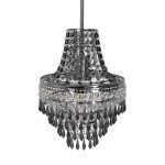 Lampa wisząca Gemma w kolorze chromu z pojedynczym gniazdem E27. Ozdobiona kryształowymi wisiorkami o różnych kształtach, zwisająca w kształcie stożka. Widoczna elegancka dekoracja z długimi, wiszącymi elementami.