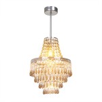 Lampa wisząca Gemma z chromowanym wykończeniem, zawieszona na cienkim drucie. Okrągła podstawa z błyszczącego metalu, ozdobiona kryształowymi elementami w kształcie kropli, emitującymi ciepłe światło. Wysoka, elegancka forma.