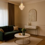 Lampa wisząca Gemma 1xE27 w chromowanym wykończeniu, z dekoracyjnymi kryształkami. Zawieszona w eleganckim wnętrzu, nad okrągłym stolikiem z marmurowym blatem, w towarzystwie ciemnozielonej kanapy i minimalistycznych dodatków.