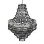 Lampa wisząca Coral 3xE14 w kolorze chromu z dymionymi kryształkami. Posiada elegancką, stożkowatą formę, z ozdobnym detalem na górze i zwisającymi kryształkowymi zdobieniami. Montaż sufitowy, idealna do stylowych wnętrz.