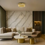 Lampa sufitowa LED 36W 4000K w kolorze złotym, okrągła z dekoracyjnymi kryształkami. Umieszczona na gładkim, jasnym tle w nowoczesnym wnętrzu. Widoczne elementy mebli: jasna sofa, okrągły stół oraz dekoracyjna roślina.