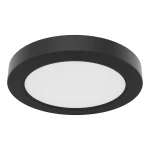 Plafon LED Evora Round D14 o mocy 6W, w kolorze czarnym. Okrągły kształt, matowa biała powierzchnia emitująca światło, z subtelnym, czarnym obramowaniem. Zainstalowany w pozycji wiszącej, idealny do nowoczesnych wnętrz.