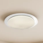 Plafon LED Sonic D85 100W w kolorze białym, o okrągłym kształcie, zamontowany na suficie. Szklany klosz z delikatnym wzorem, z możliwością zdalnego sterowania pilotem. Idealny do nowoczesnych wnętrz.