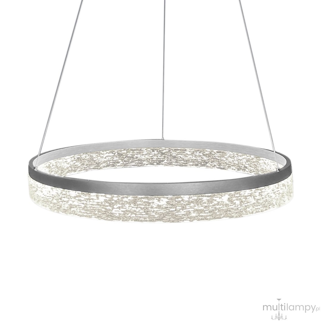 Lampa wisząca LED Gala 25W 4000K w kolorze srebrnym z okrągłym kloszem, zewnętrzna krawędź metalowa, wewnętrzna część z teksturowanym szkłem, zawieszona na dwóch cienkich linkach, w minimalistycznym stylu.