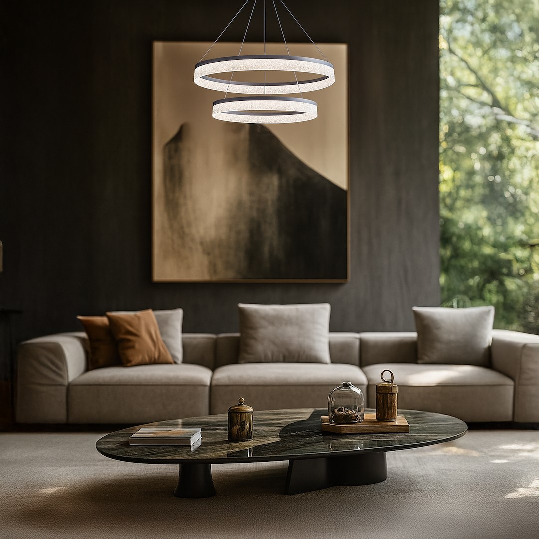 Lampa wisząca LED Gala 52W 4000K w srebrnym kolorze, z dwoma okrągłymi pierścieniami, zawieszona nad okrągłym stołem. W tle widoczna elegancka kanapa i stylowe obrazy na ścianie, w jasnym, nowoczesnym wnętrzu.