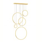 Lampa wisząca LED Saturno 100W z pięcioma okrągłymi elementami w złotym kolorze, zawieszona na cienkich linkach. Prosty, nowoczesny design, idealna do aranżacji wnętrz. Ujęcie frontalne, na białym tle.