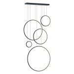 Lampa wisząca LED Saturno 100W 4000K w kolorze czarnym, składająca się z pięciu okrągłych elementów o różnych rozmiarach, zawieszonych na cienkich linkach. Montowana na prostokątnej podstawie sufitowej w czarnym kolorze.
