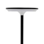 Lampa stołowa LED Tavolo 2,5W CCT w kolorze czarnym, z okrągłym, płaskim kloszem i smukłym, czarnym stelażem. Ujęcie z boku, pokazujące detale konstrukcji. Prosta, nowoczesna forma, idealna do wnętrz.