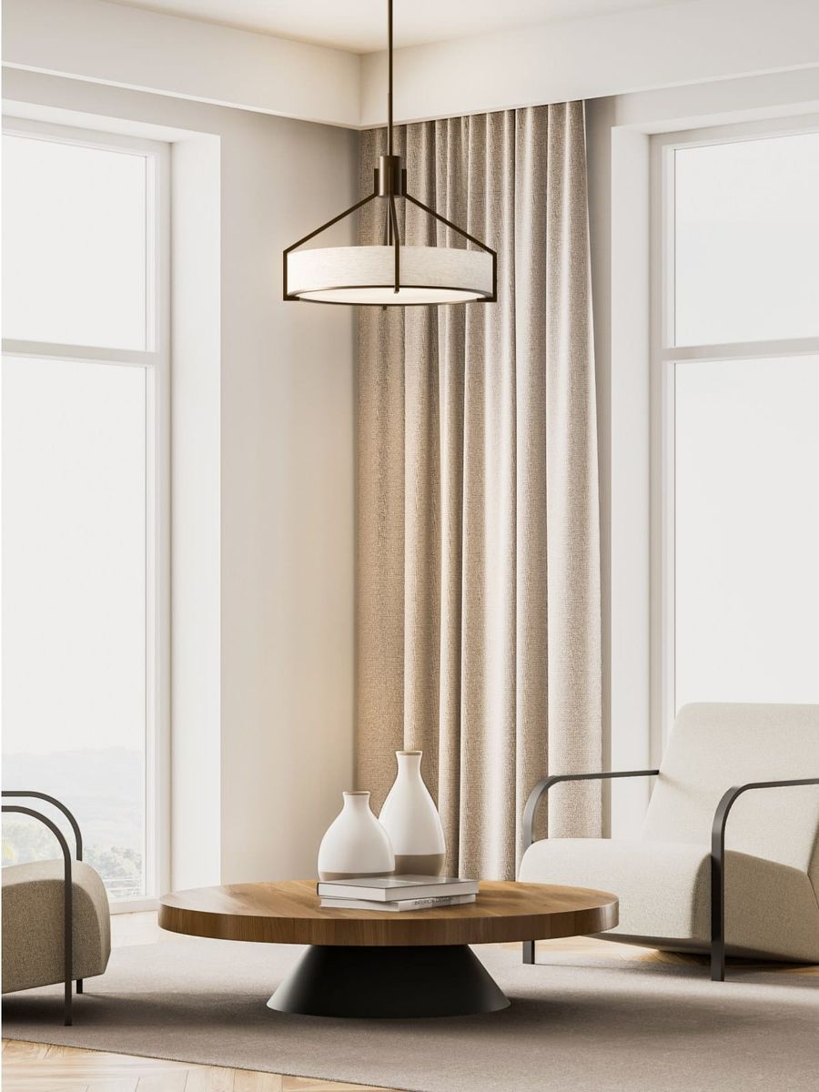 Lampa wisząca Doretto Chocco D50 w brązowym kolorze, z trzema miejscami na żarówki E27. Ma geometryczny kształt z metalowym stelażem i okrągłym kloszem. Zawieszona w jasnym wnętrzu, nad okrągłym drewnianym stołem.