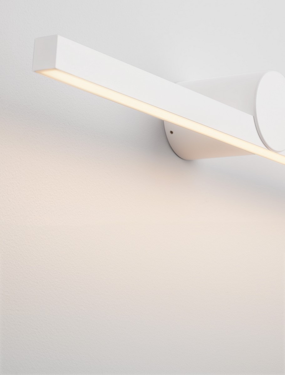 Kinkiet Rafael 1xLED 12W w kolorze białym. Prosty, prostokątny kształt z zamontowanym białym źródłem światła LED, widoczny montaż na ścianie. Tło jednolite, białe.